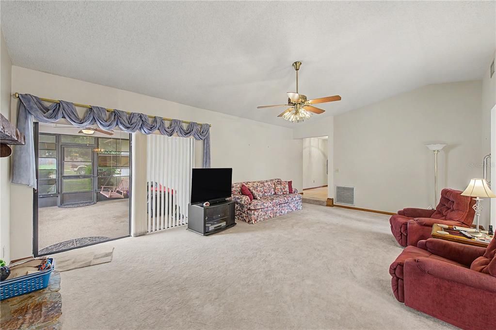 For Sale: $359,000 (3 beds, 2 baths, 1337 Square Feet)