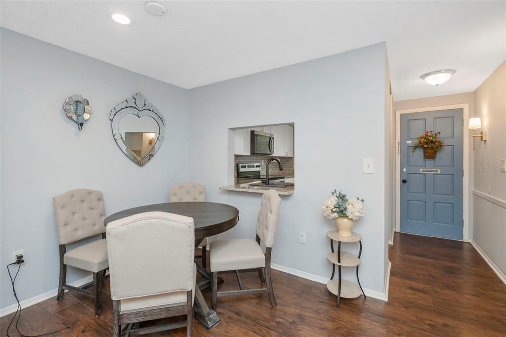For Sale: $99,999 (2 beds, 1 baths, 831 Square Feet)