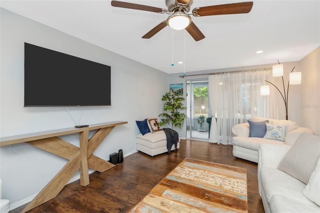 For Sale: $99,999 (2 beds, 1 baths, 831 Square Feet)
