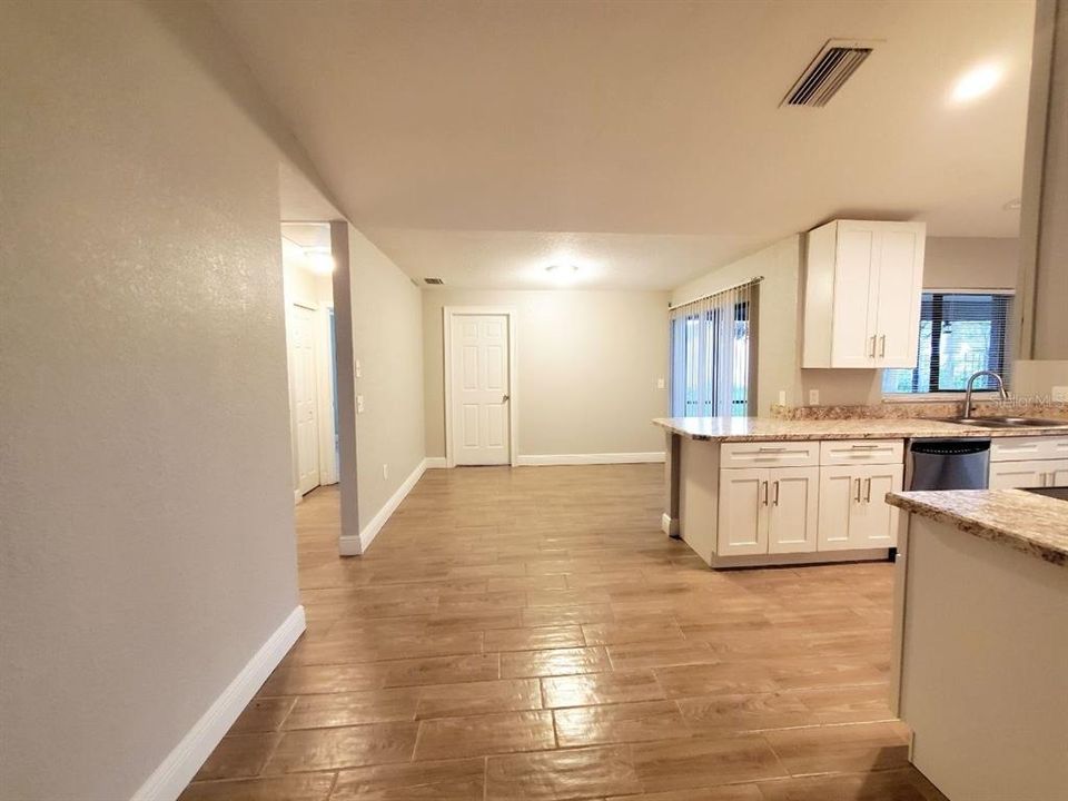 For Rent: $1,900 (4 beds, 2 baths, 1558 Square Feet)
