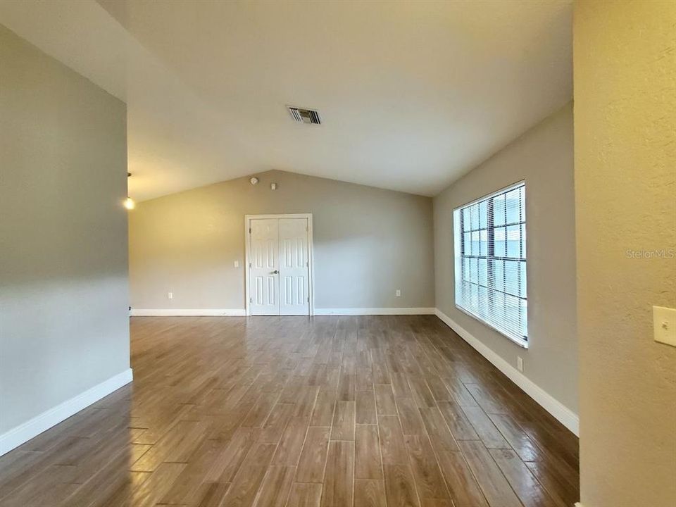 For Rent: $1,900 (4 beds, 2 baths, 1558 Square Feet)