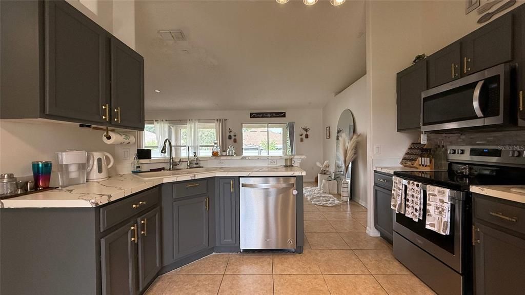 For Rent: $2,300 (3 beds, 2 baths, 1585 Square Feet)