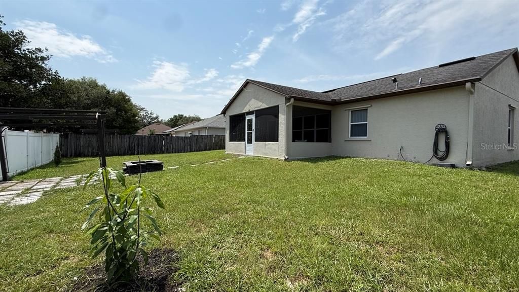 For Rent: $2,300 (3 beds, 2 baths, 1585 Square Feet)