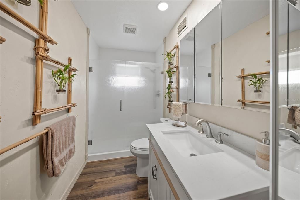 Под контрактом: $564,900 (3 спален, 2 ванн, 1732 Квадратных фут)