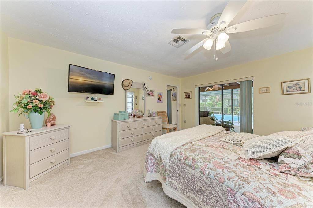 For Sale: $559,000 (3 beds, 2 baths, 2038 Square Feet)