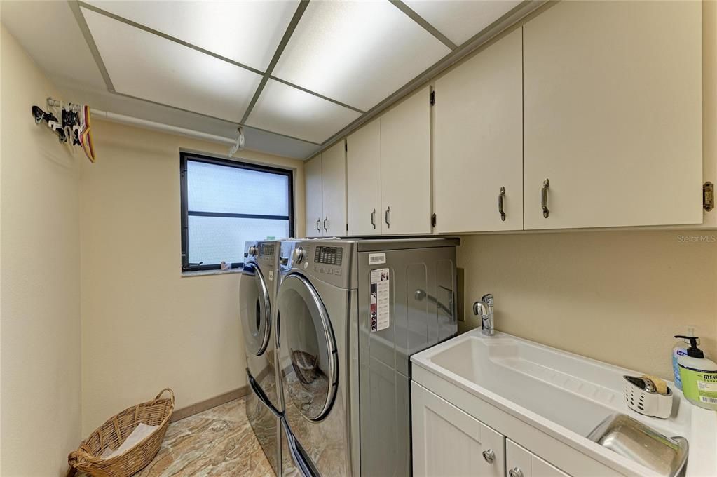 For Sale: $559,000 (3 beds, 2 baths, 2038 Square Feet)