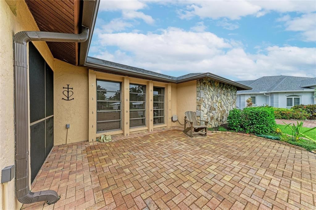 For Sale: $559,000 (3 beds, 2 baths, 2038 Square Feet)