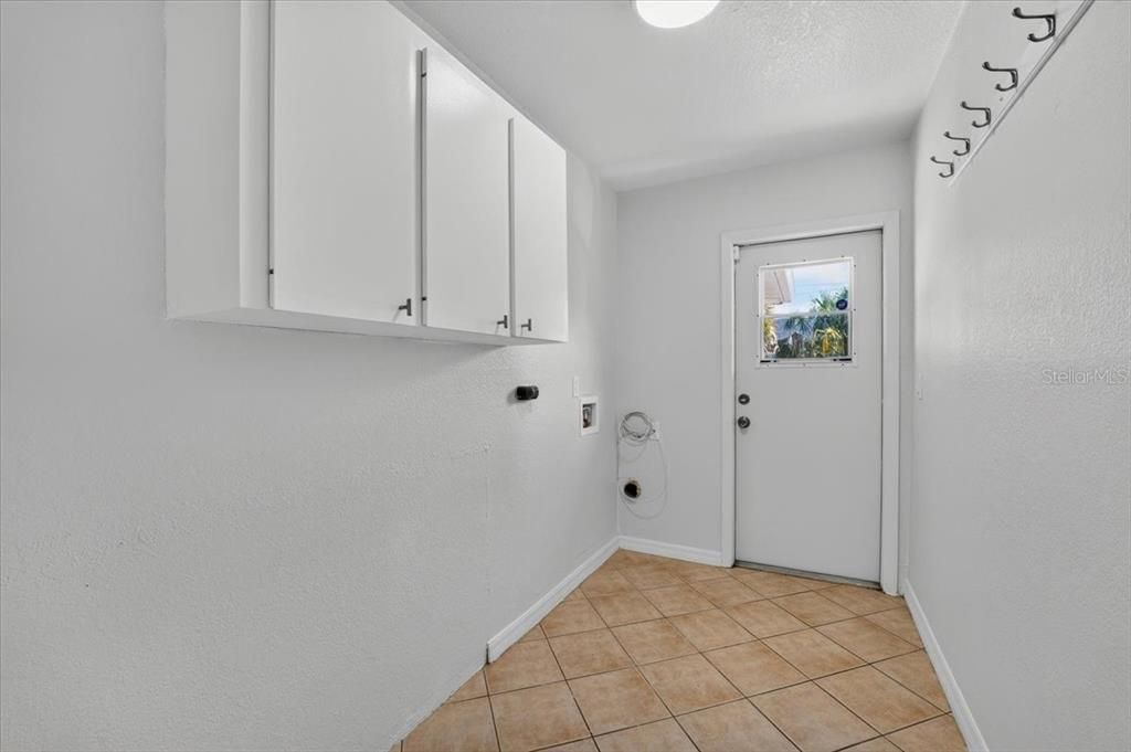 На продажу: $189,990 (2 спален, 1 ванн, 912 Квадратных фут)