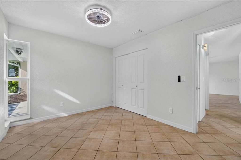 На продажу: $189,990 (2 спален, 1 ванн, 912 Квадратных фут)