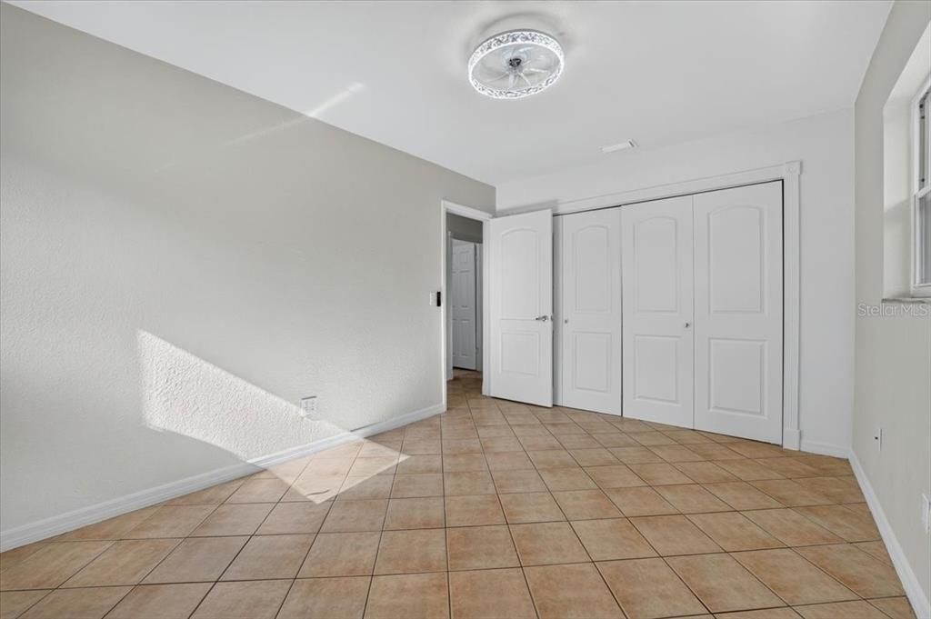На продажу: $189,990 (2 спален, 1 ванн, 912 Квадратных фут)