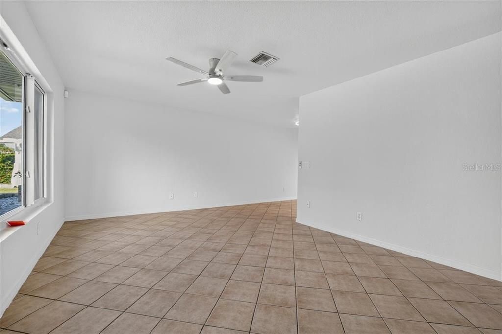 На продажу: $189,990 (2 спален, 1 ванн, 912 Квадратных фут)