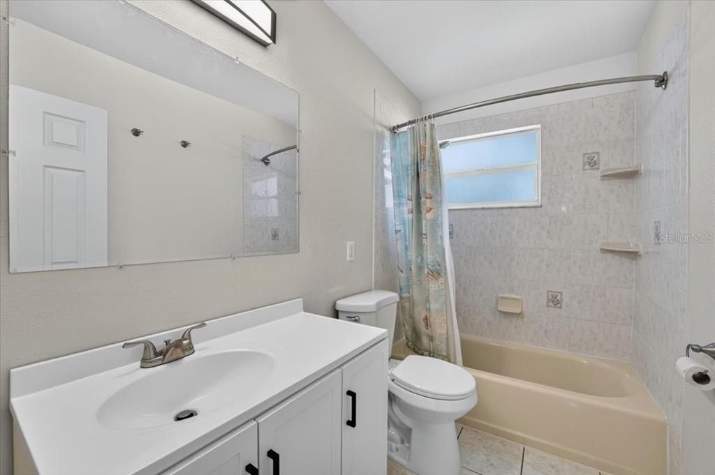 На продажу: $189,990 (2 спален, 1 ванн, 912 Квадратных фут)