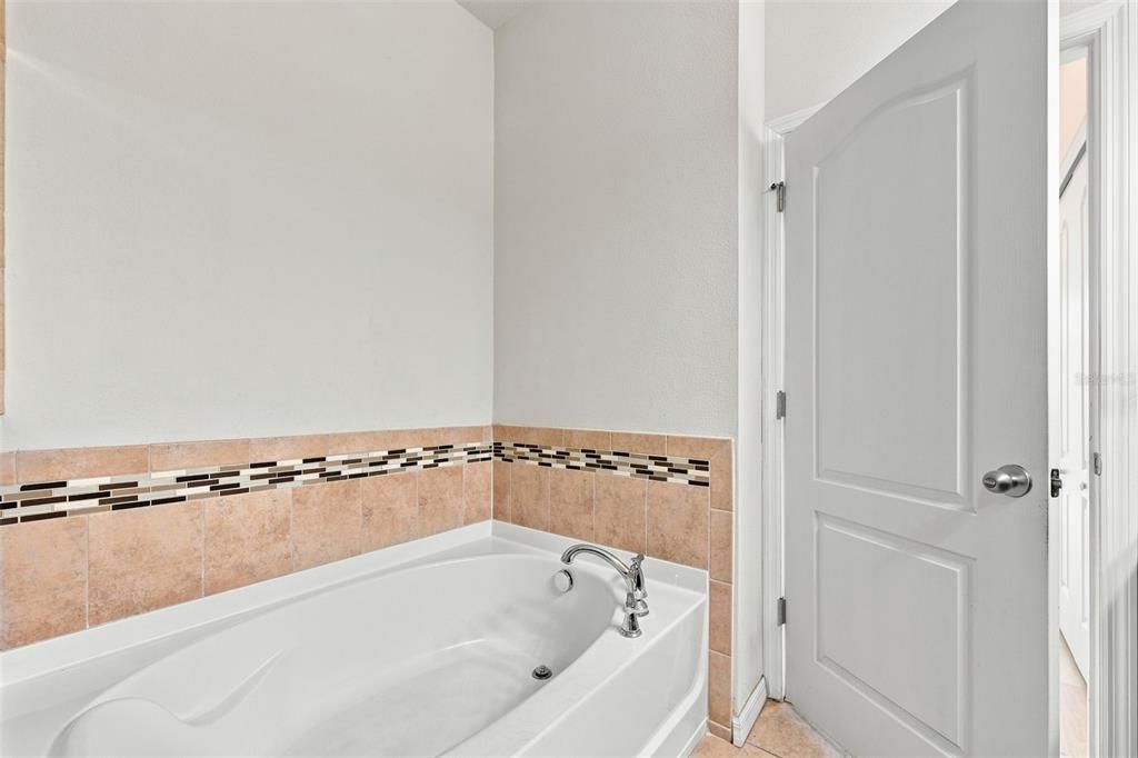 For Rent: $3,199 (3 beds, 3 baths, 2043 Square Feet)