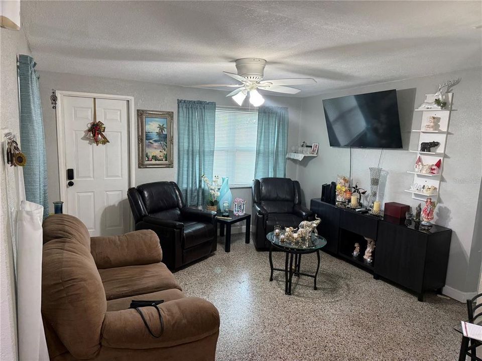 En Venta: $349,900 (3 camas, 1 baños, 738 Pies cuadrados)
