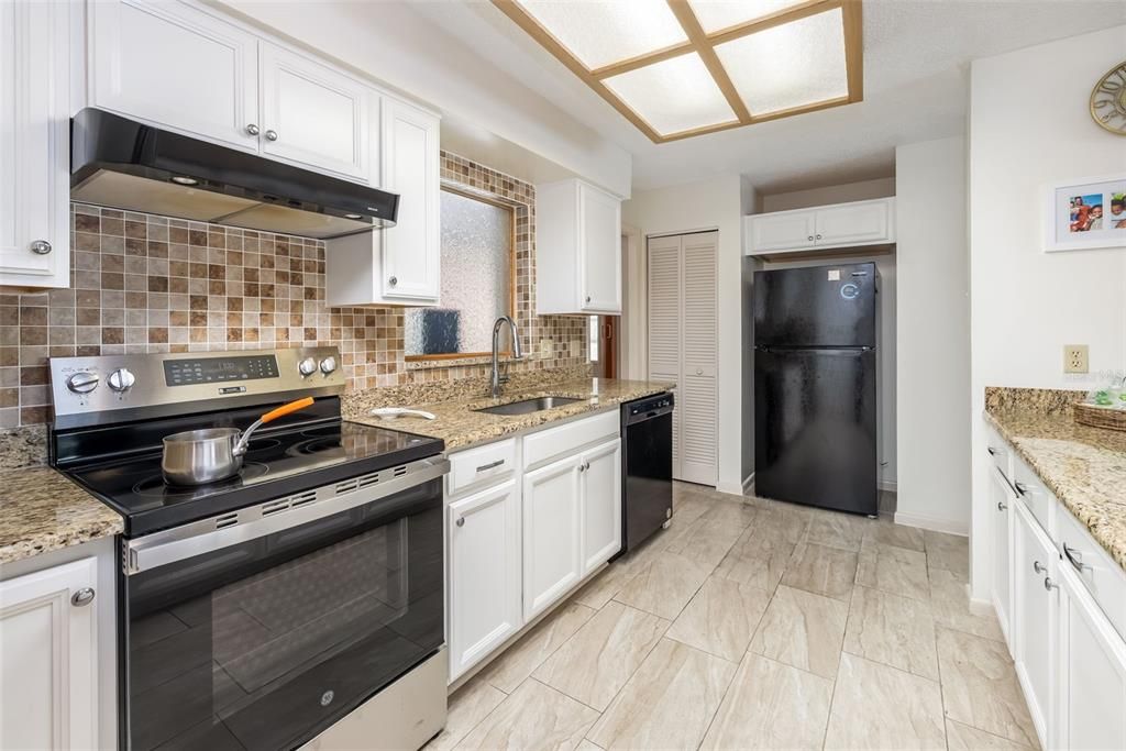На продажу: $364,900 (3 спален, 2 ванн, 2081 Квадратных фут)