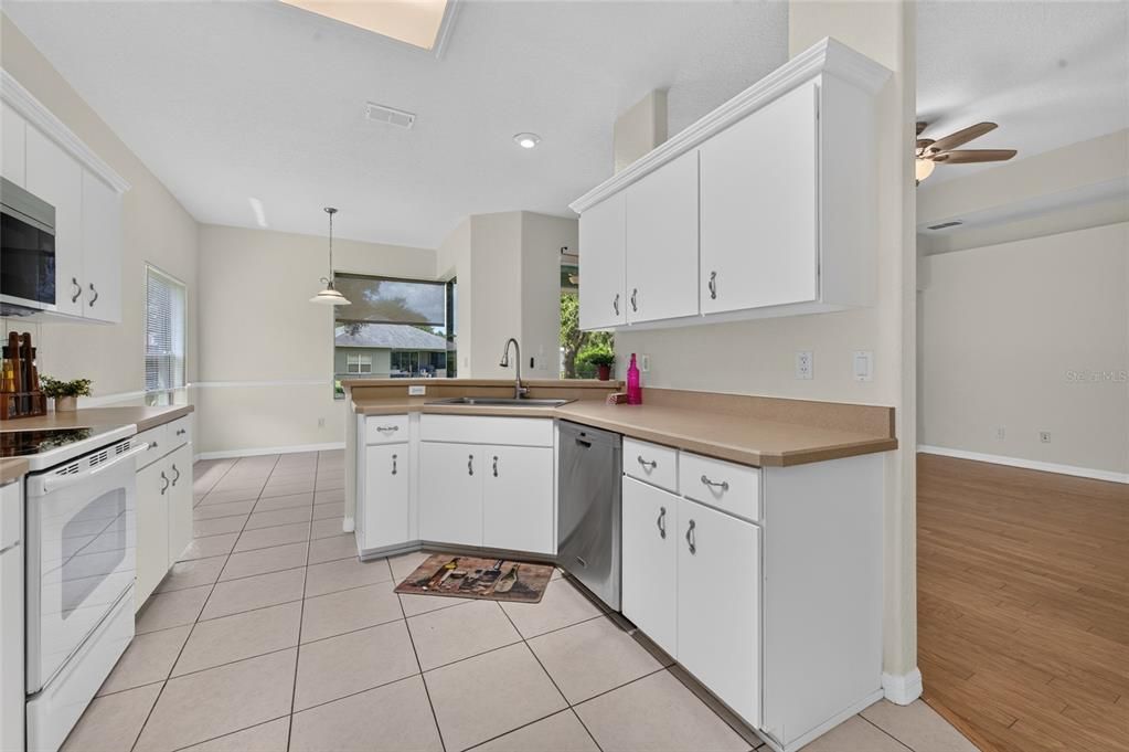 For Sale: $375,000 (3 beds, 2 baths, 1596 Square Feet)