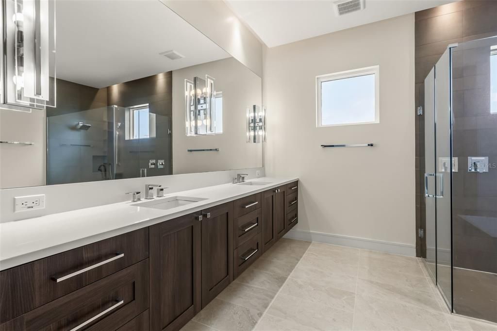 En Venta: $2,400,000 (5 camas, 4 baños, 4519 Pies cuadrados)