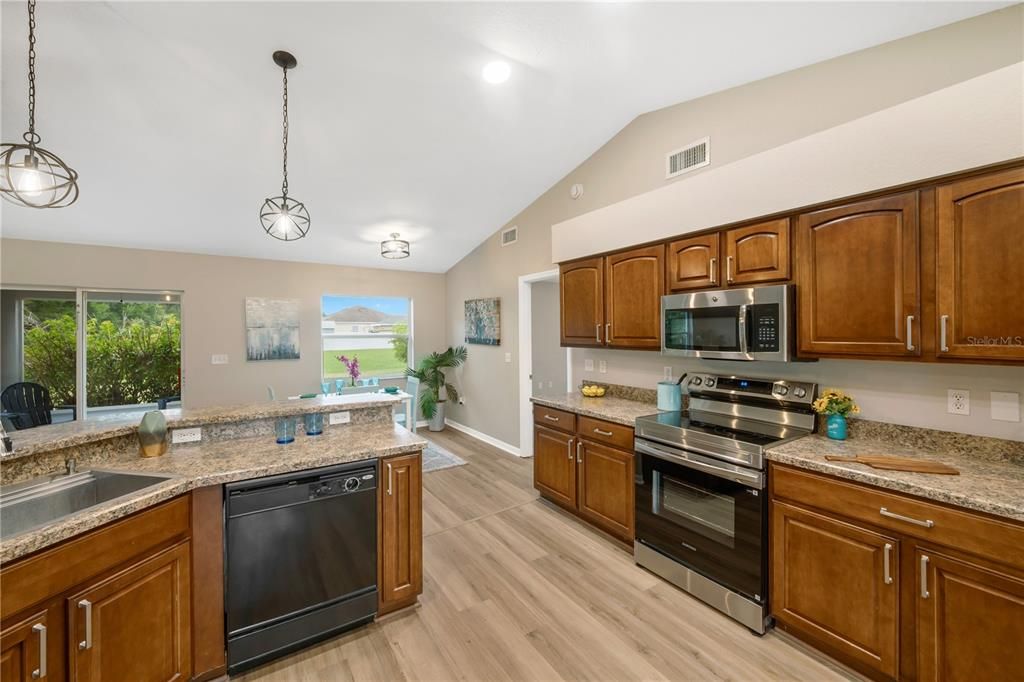 Activo con contrato: $299,900 (3 camas, 2 baños, 1513 Pies cuadrados)
