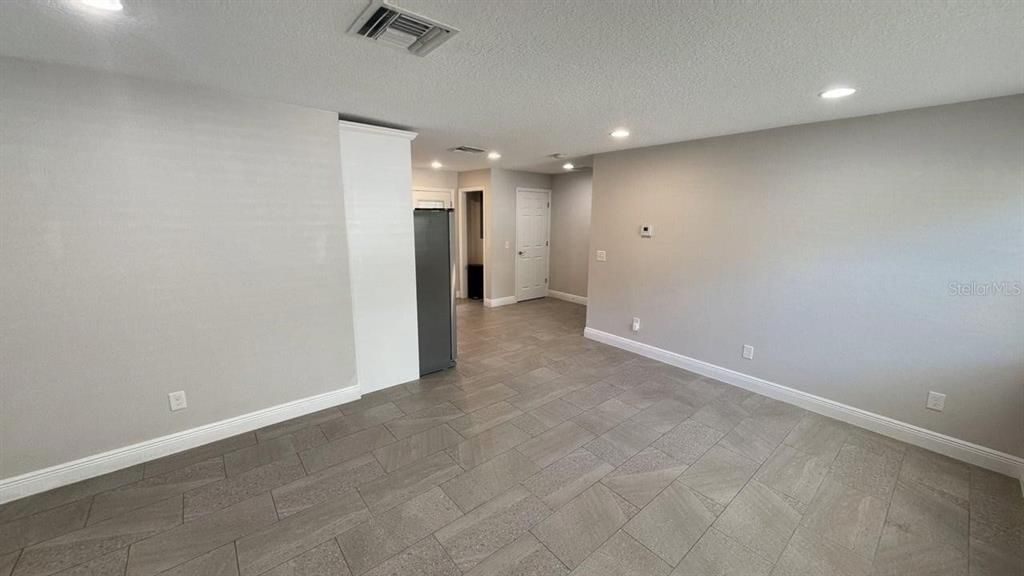 For Rent: $1,900 (3 beds, 2 baths, 1008 Square Feet)