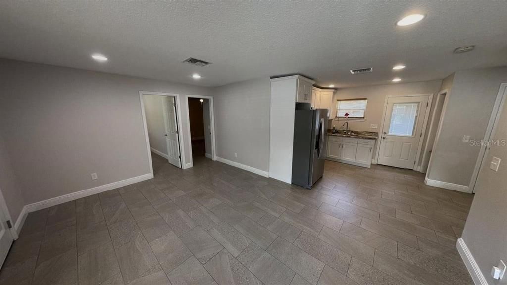 For Rent: $1,900 (3 beds, 2 baths, 1008 Square Feet)