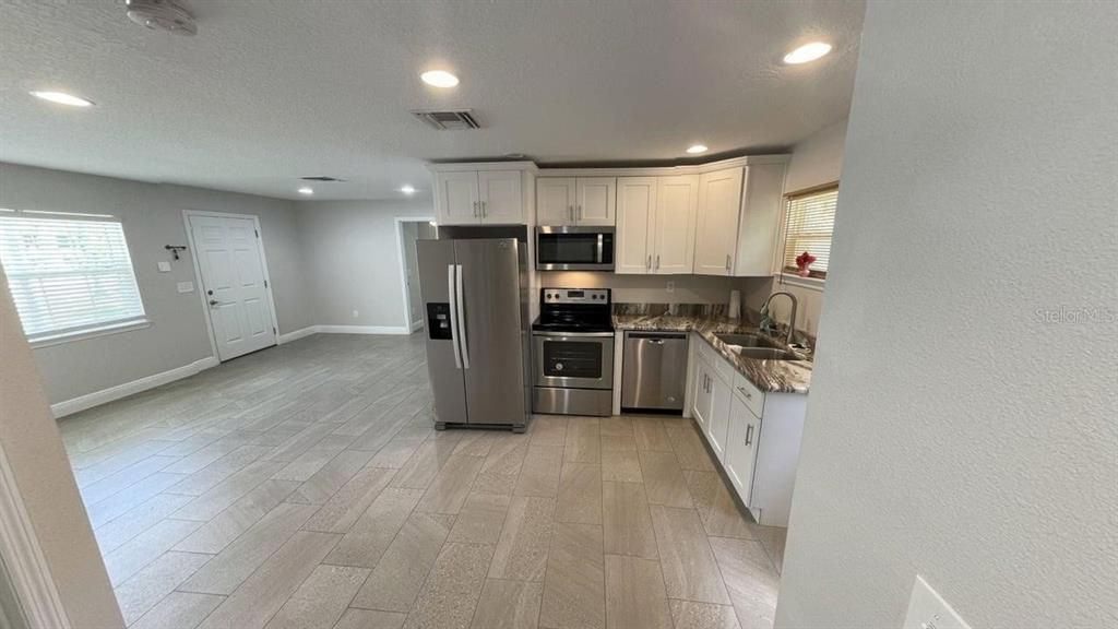 For Rent: $1,900 (3 beds, 2 baths, 1008 Square Feet)