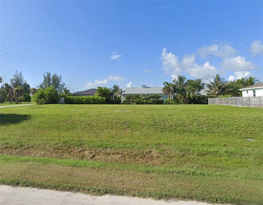 На продажу: $339,999 (0.25 acres)