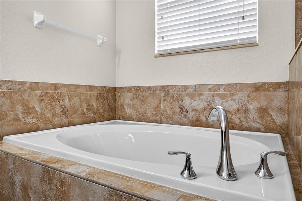En Venta: $529,000 (4 camas, 3 baños, 2529 Pies cuadrados)