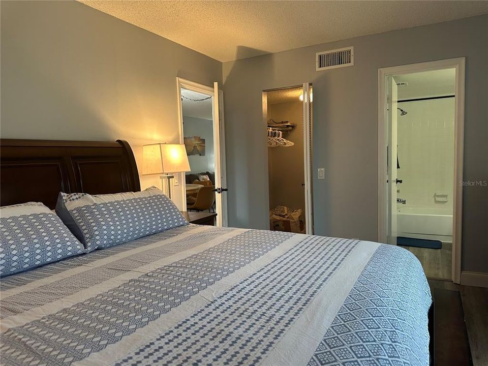 For Rent: $2,400 (2 beds, 2 baths, 890 Square Feet)