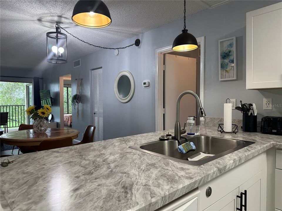 For Rent: $2,400 (2 beds, 2 baths, 890 Square Feet)