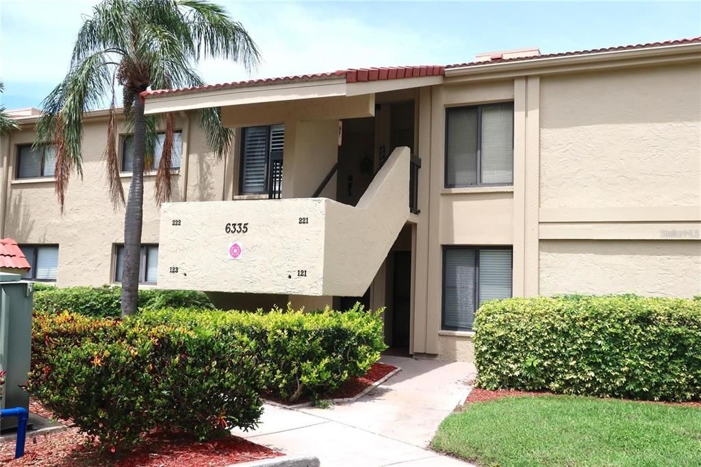 For Rent: $2,400 (2 beds, 2 baths, 890 Square Feet)