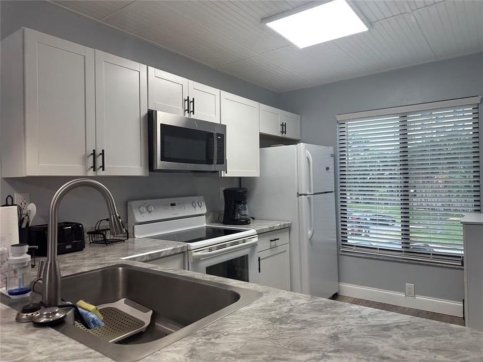 For Rent: $2,400 (2 beds, 2 baths, 890 Square Feet)