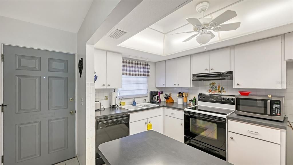 For Sale: $168,500 (2 beds, 2 baths, 972 Square Feet)