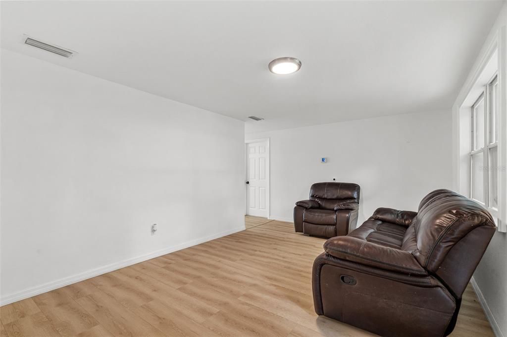For Sale: $214,000 (2 beds, 2 baths, 864 Square Feet)