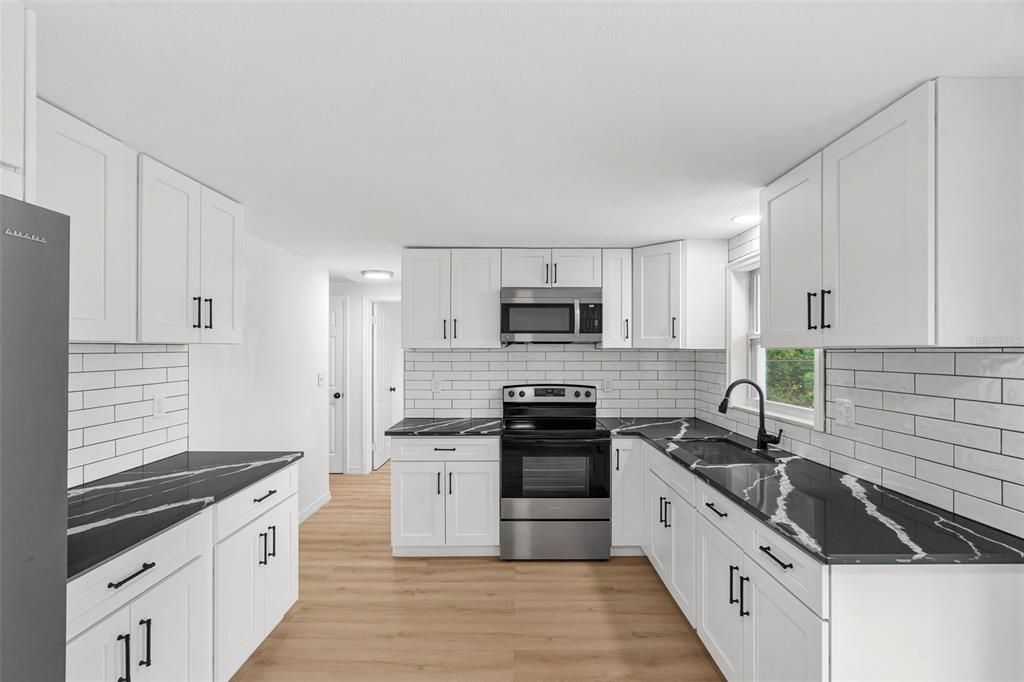 For Sale: $214,000 (2 beds, 2 baths, 864 Square Feet)