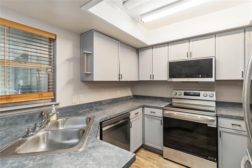 For Sale: $234,900 (2 beds, 2 baths, 1166 Square Feet)