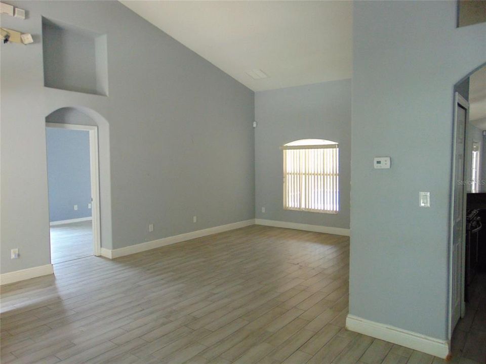 На продажу: $439,950 (6 спален, 3 ванн, 2331 Квадратных фут)