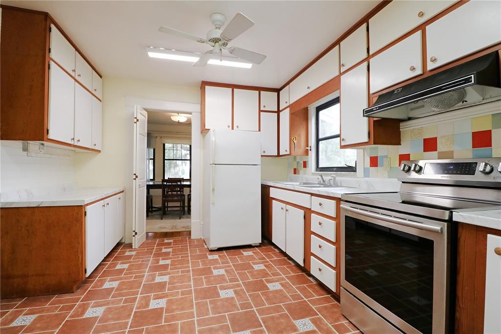 На продажу: $474,900 (5 спален, 3 ванн, 1752 Квадратных фут)