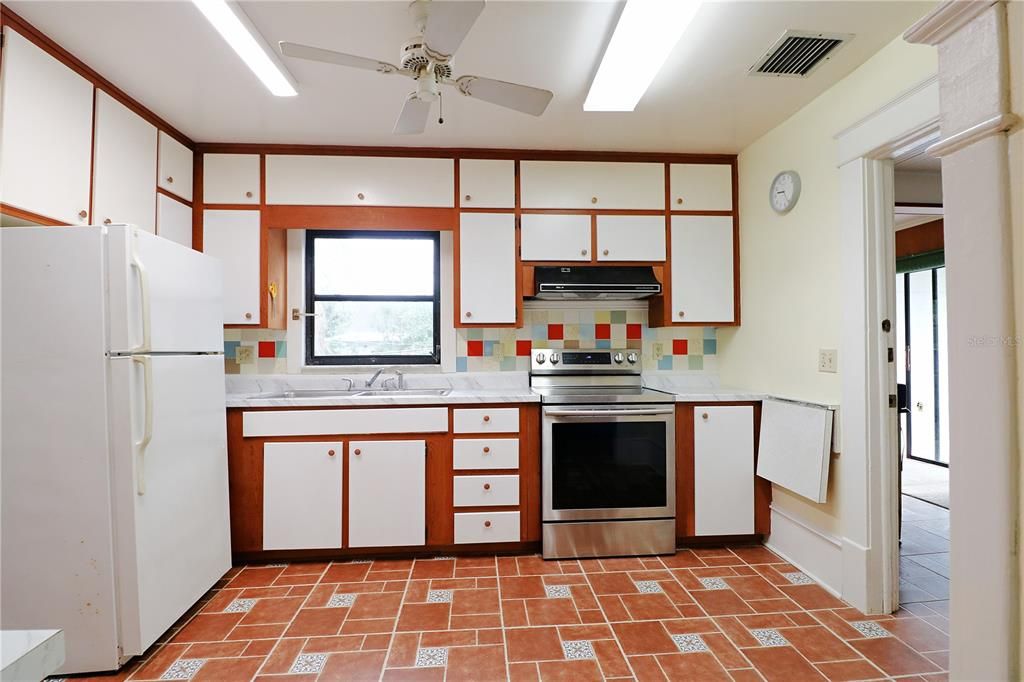 На продажу: $474,900 (5 спален, 3 ванн, 1752 Квадратных фут)