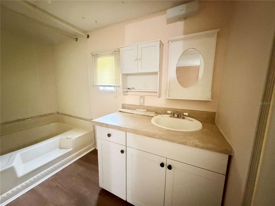 На продажу: $149,900 (2 спален, 2 ванн, 1174 Квадратных фут)