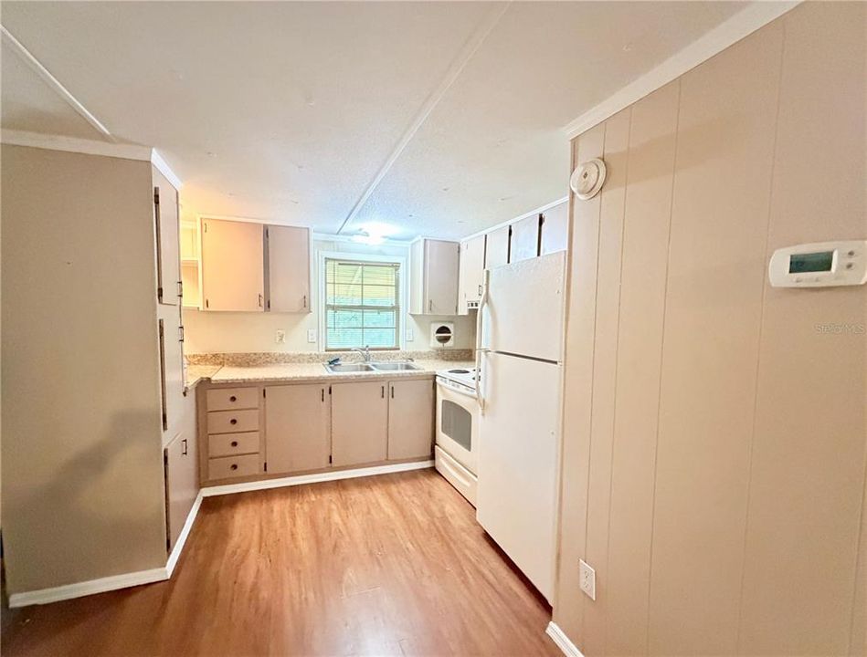 На продажу: $149,900 (2 спален, 2 ванн, 1174 Квадратных фут)