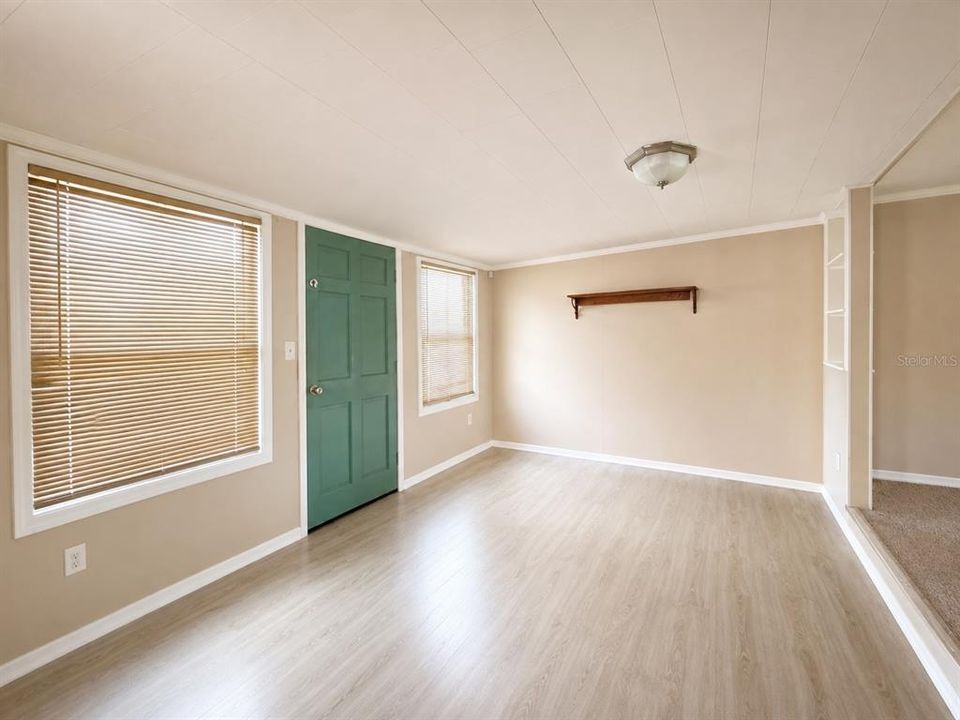 На продажу: $149,900 (2 спален, 2 ванн, 1174 Квадратных фут)