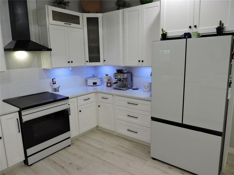 На продажу: $799,900 (2 спален, 2 ванн, 1828 Квадратных фут)