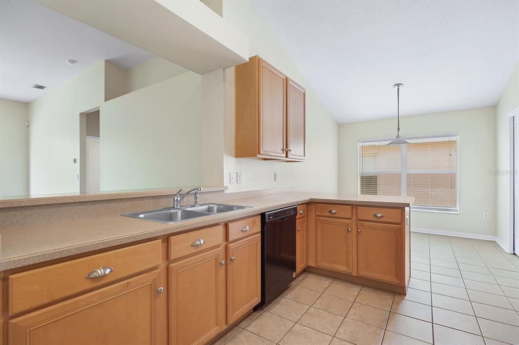 В аренду: $2,495 (4 спален, 2 ванн, 1682 Квадратных фут)