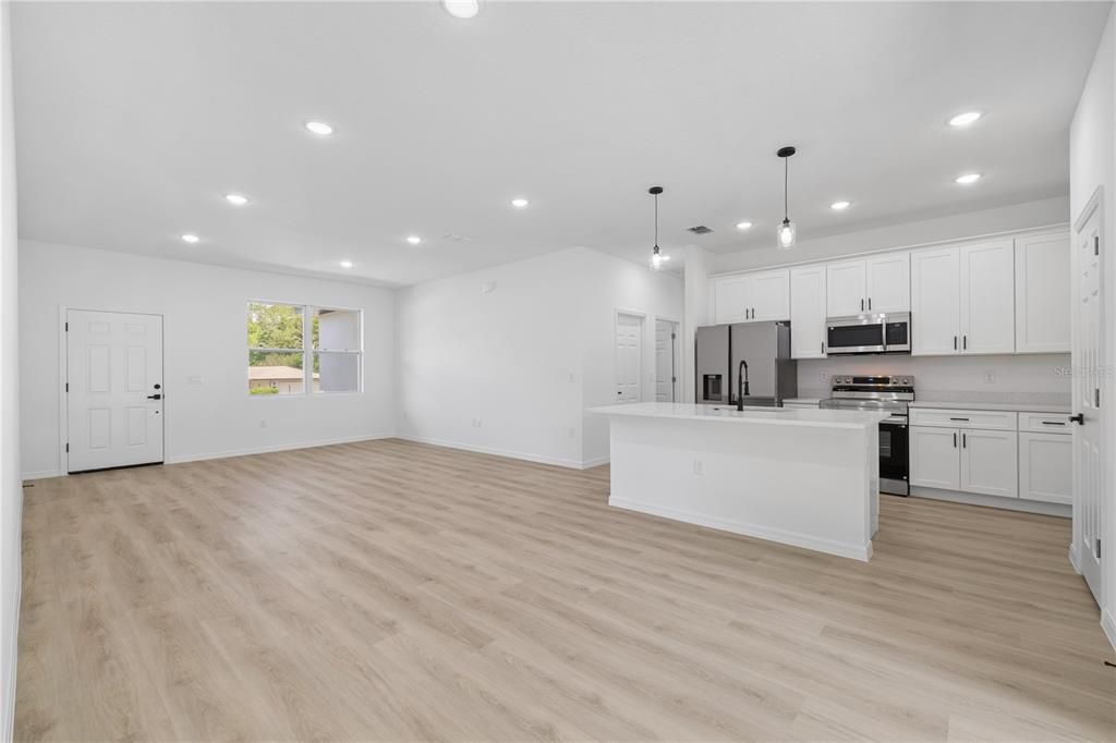 Active With Contract: $275,900 (4 beds, 2 baths, 1708 Square Feet)