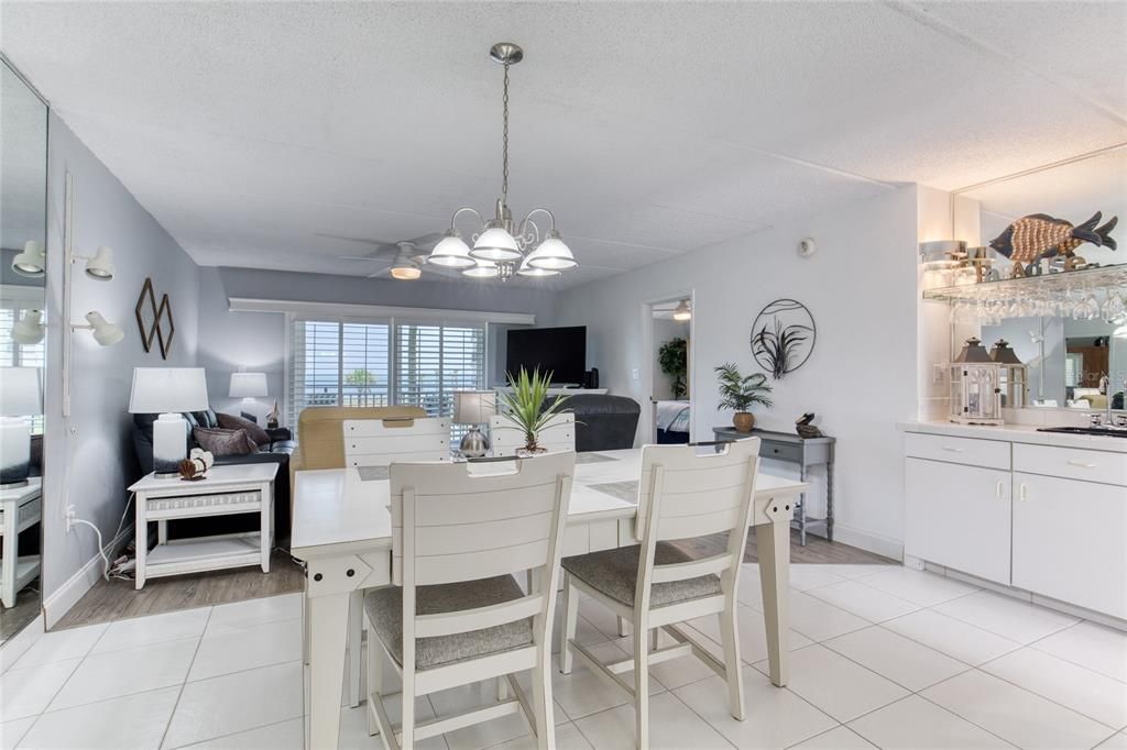 For Sale: $399,000 (2 beds, 2 baths, 1121 Square Feet)