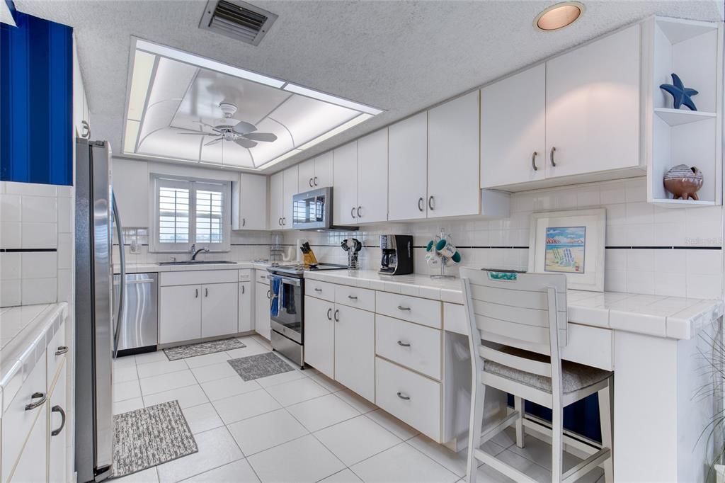For Sale: $399,000 (2 beds, 2 baths, 1121 Square Feet)