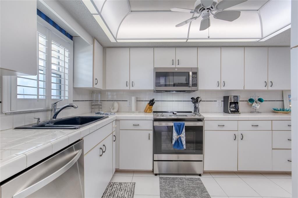 For Sale: $399,000 (2 beds, 2 baths, 1121 Square Feet)