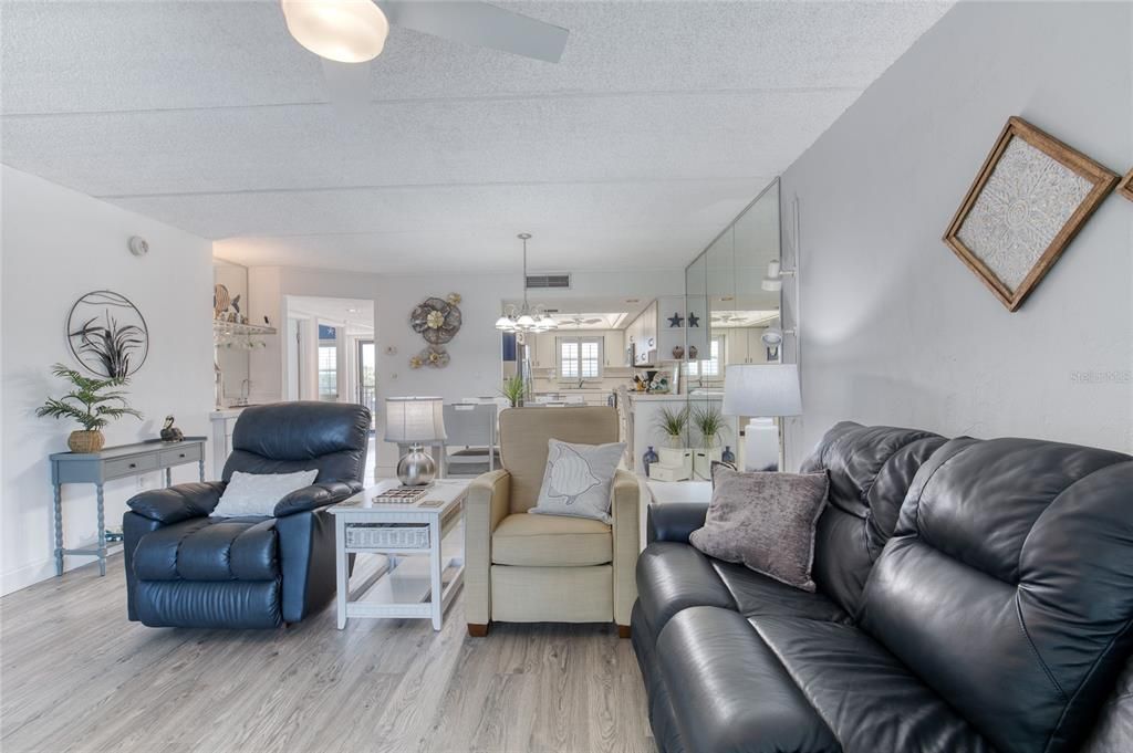 For Sale: $399,000 (2 beds, 2 baths, 1121 Square Feet)