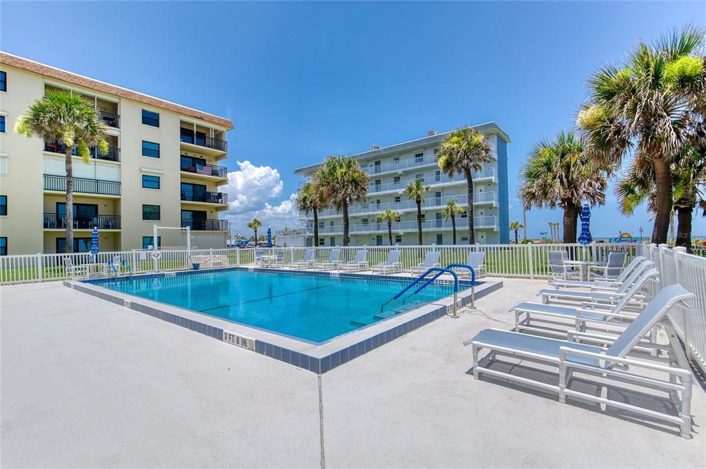 For Sale: $399,000 (2 beds, 2 baths, 1121 Square Feet)