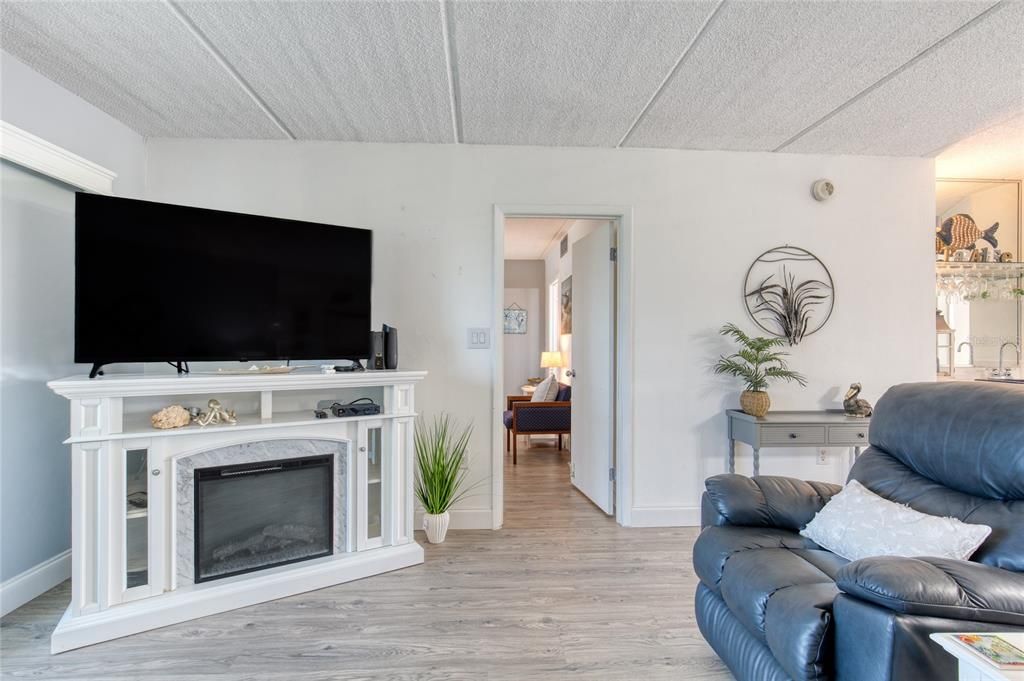 For Sale: $399,000 (2 beds, 2 baths, 1121 Square Feet)